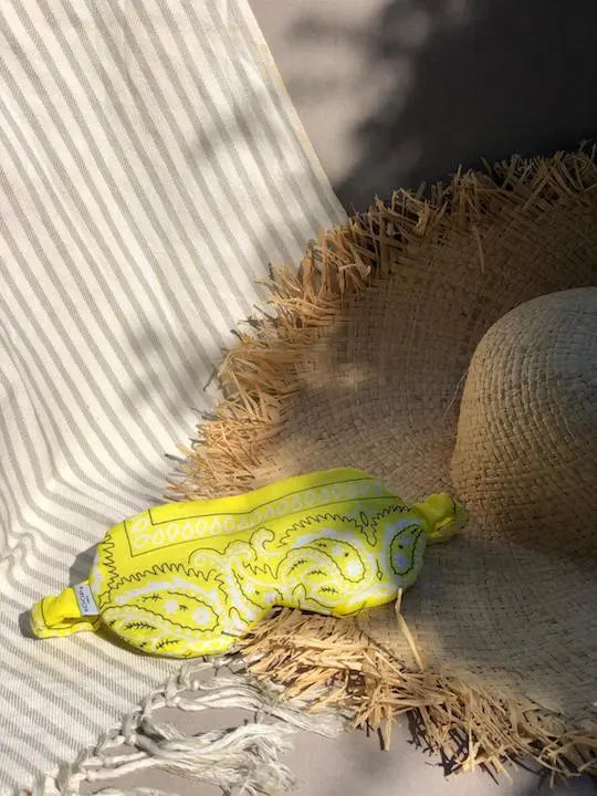 masque pour les yeux au motif bandana jaune, aux graines de lin et lavande pour pouvoir chauffer le masque ou le refroidir